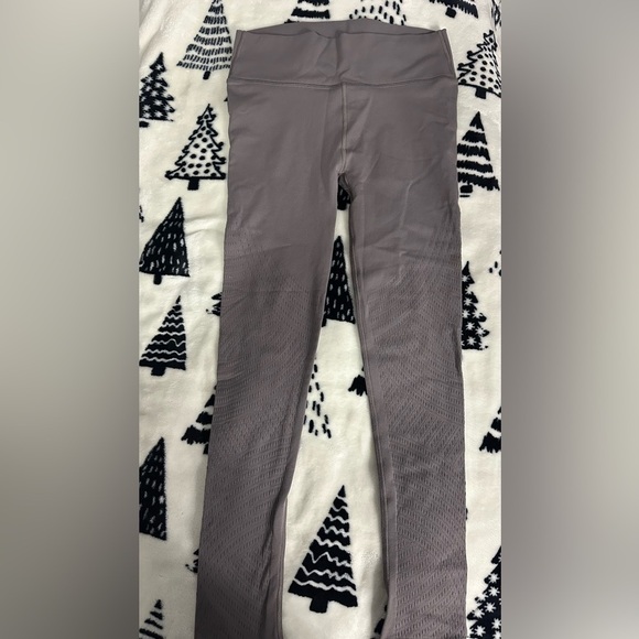 Lululemon reveal leggings size 8 - Picture 4 of 6